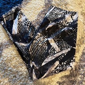 Ladies Lululemon Leggings Black/White/Grey Size 12